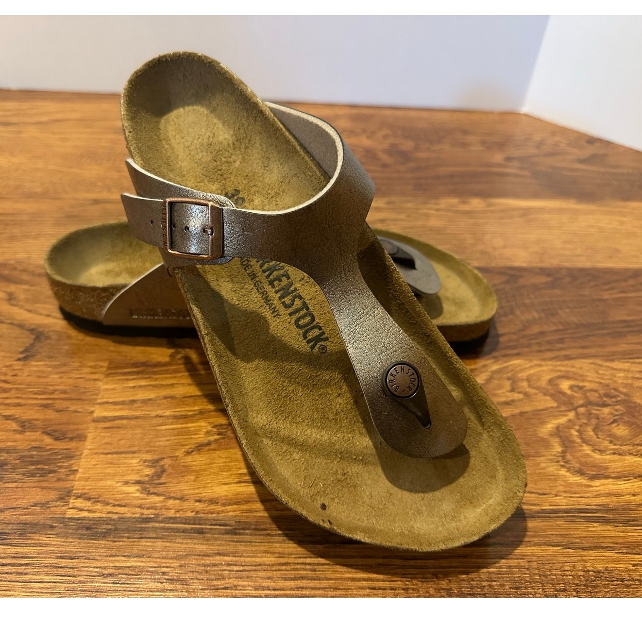 Birkenstock Women’s Gizeh Metallic Sandals – Pewter – Sz 39 – Regular Fit – NWOB