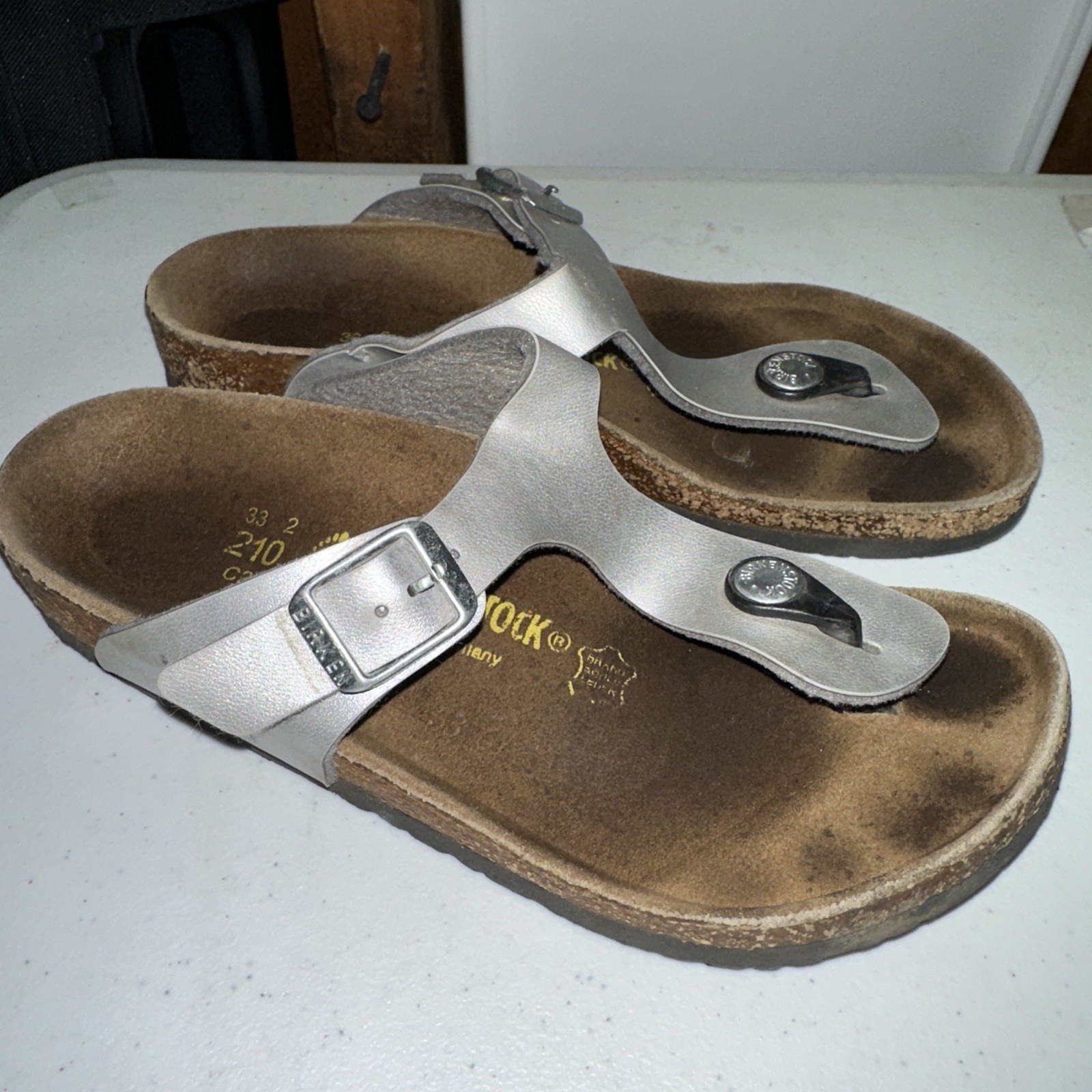 Birkenstock Gizeh Sandals Women’s Size 33 (USA 25) Silver