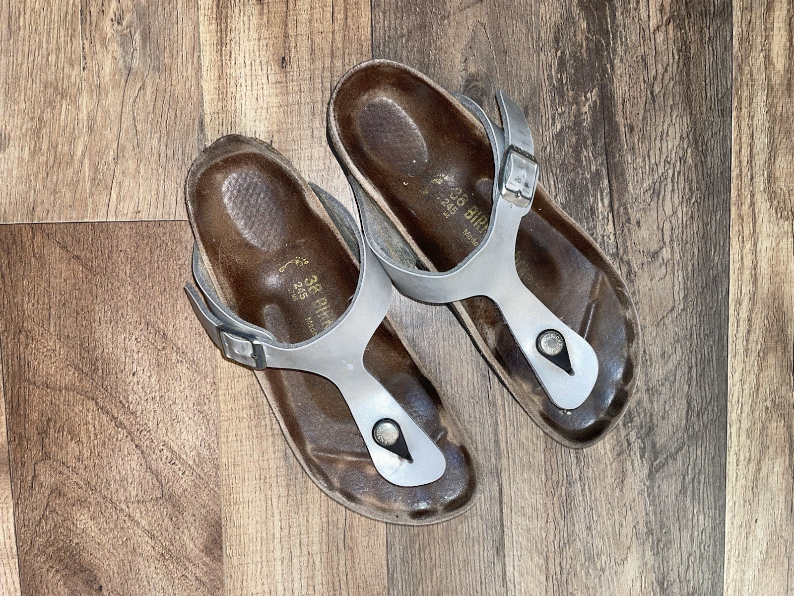 Birkenstock Gizeh thong sandals in a metallic silver 38/7