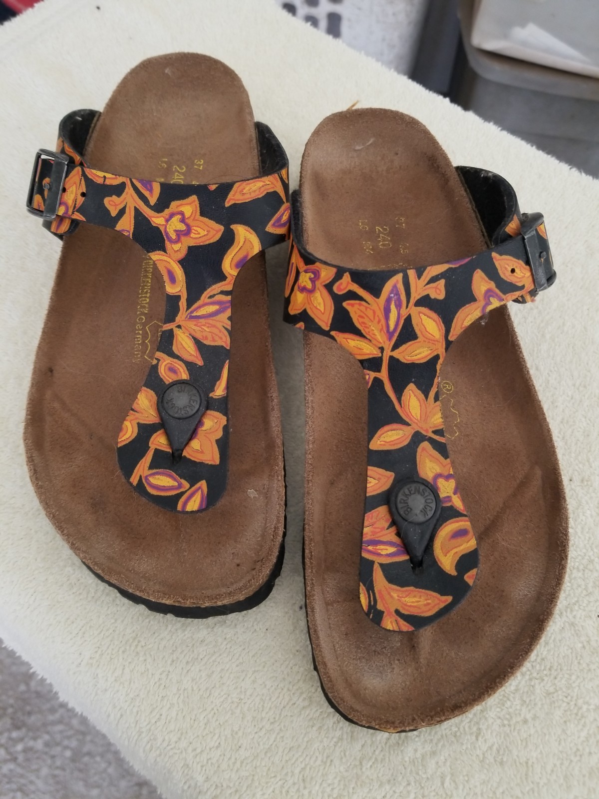 Birkenstock / Papillio Gizeh Sandals (black with autumn leaves) (size 37)