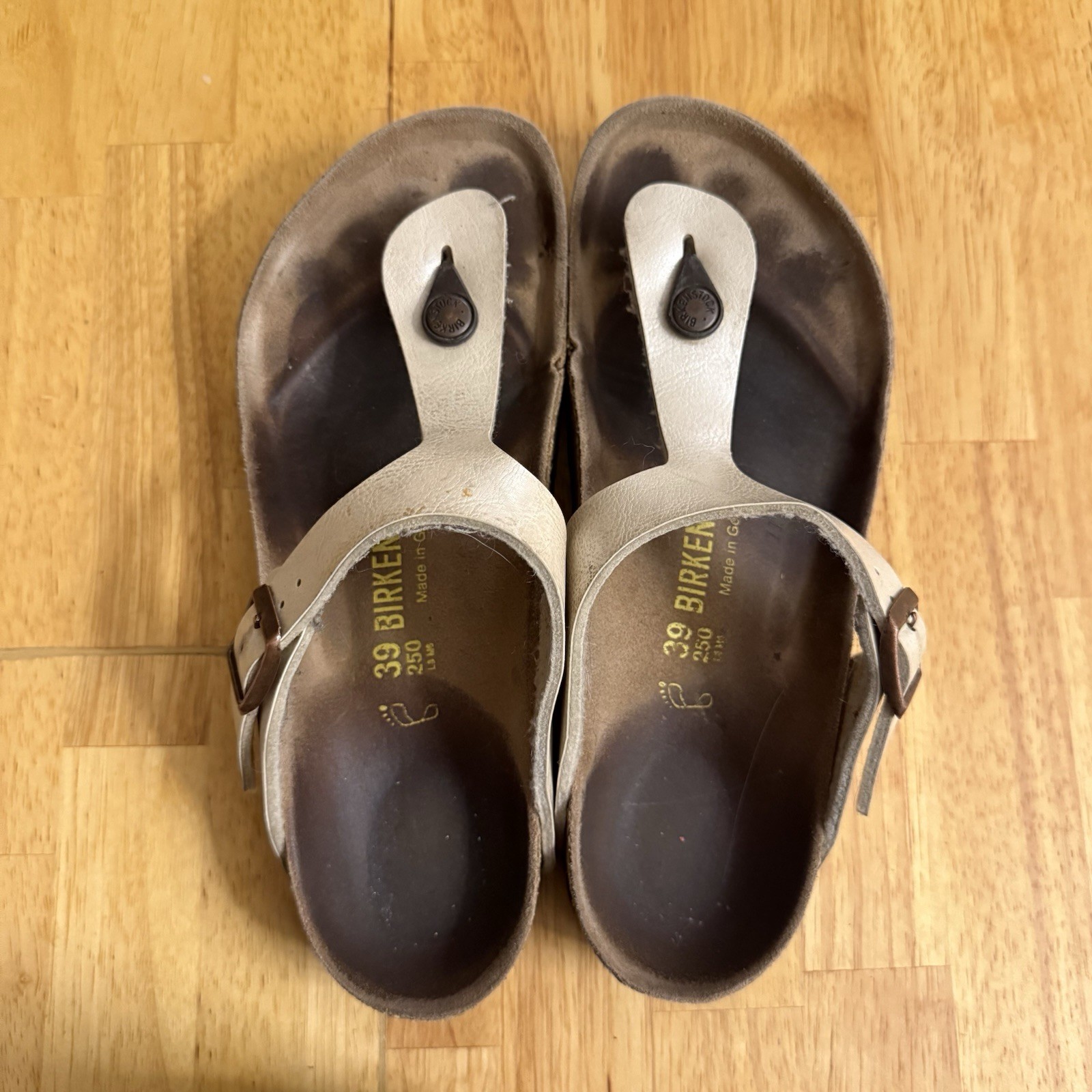 Birkenstock Gizeh Birko-Flor in Light Gold Size 39 (US Size 8- 8.5)