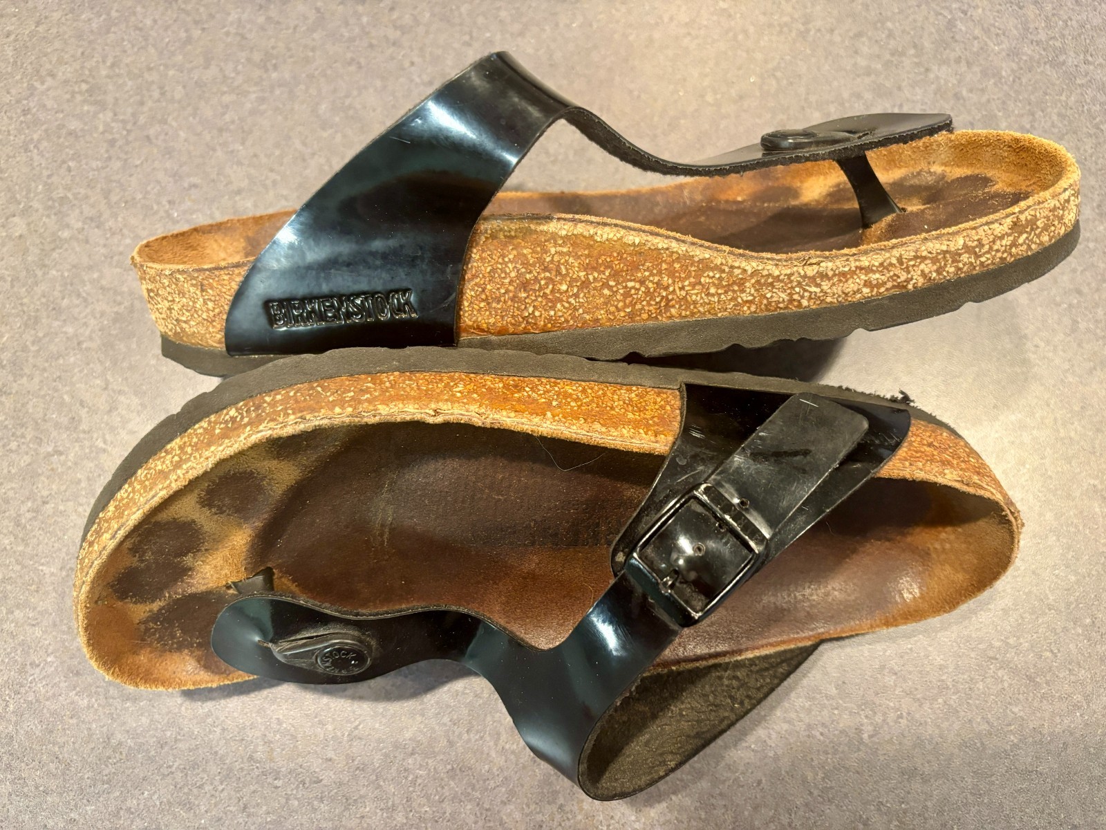 Women’s Birkenstock Gizeh Birko-Flor patent black sandals, size 39 (US 8-8.5)