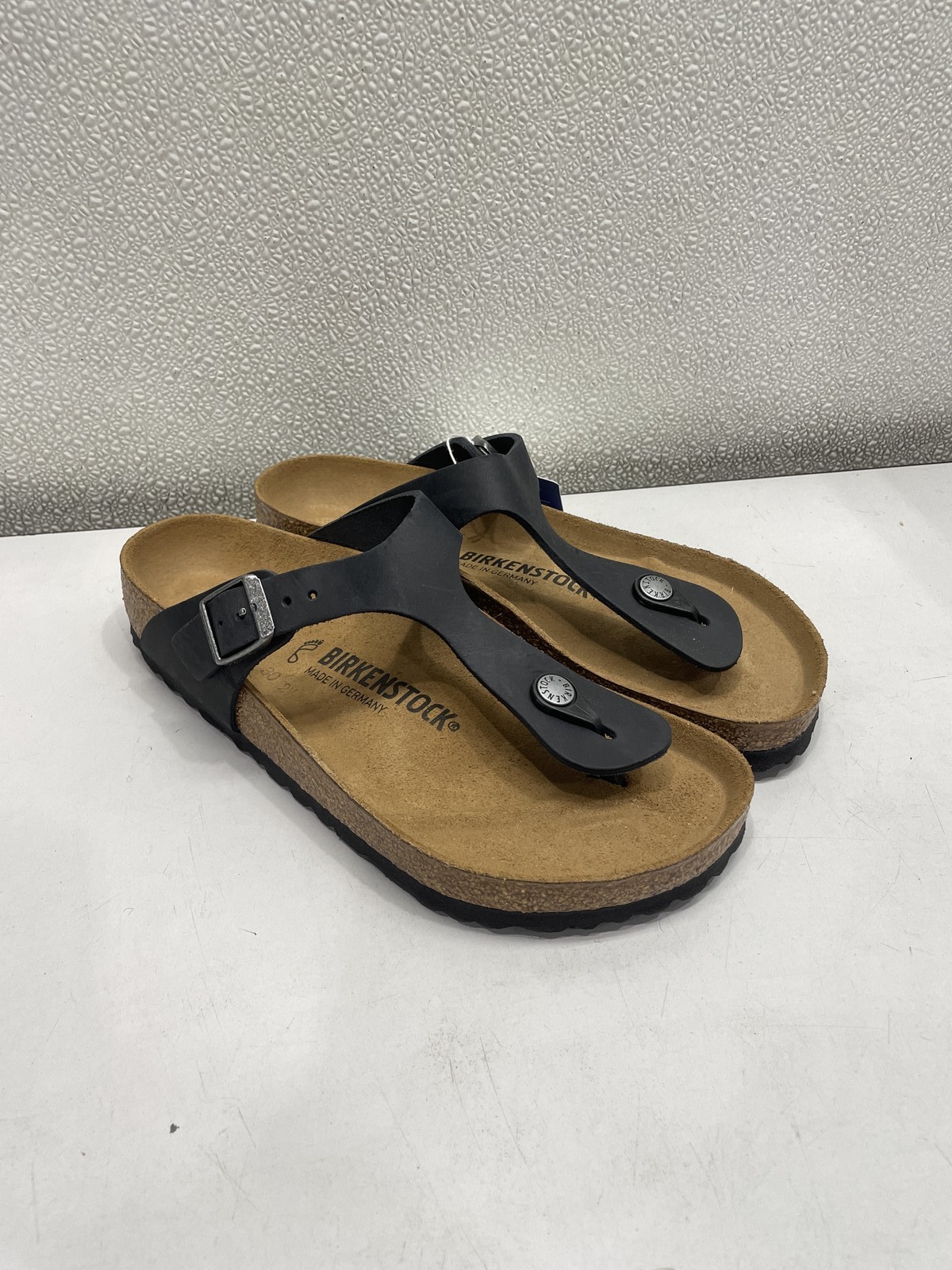 Birkenstock Gizeh Leather Sandal Unisex W7, M5 In Black