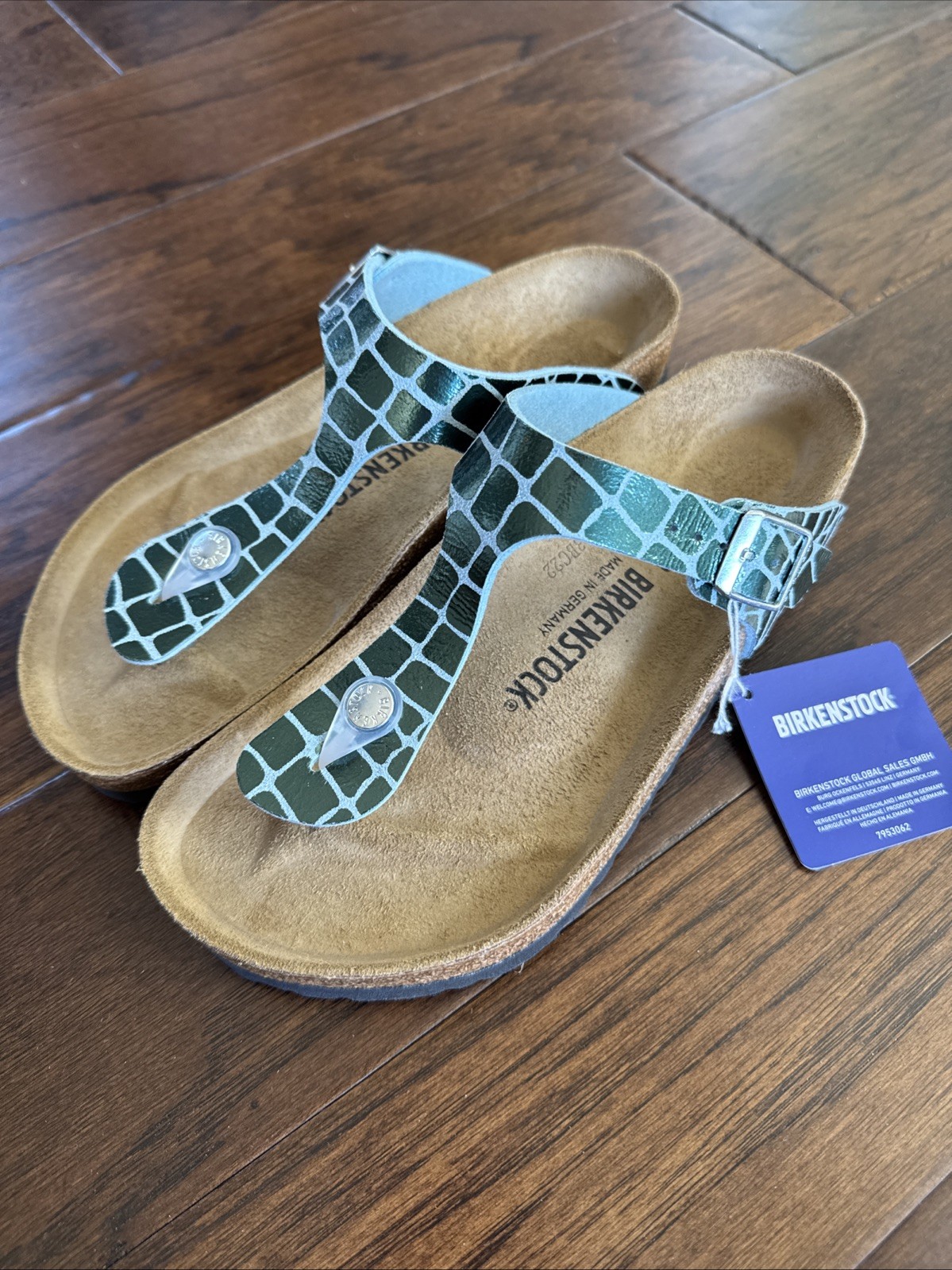 Birkenstock Gizeh Green Crocodile Embossed Sandals Womens 39 NEW!