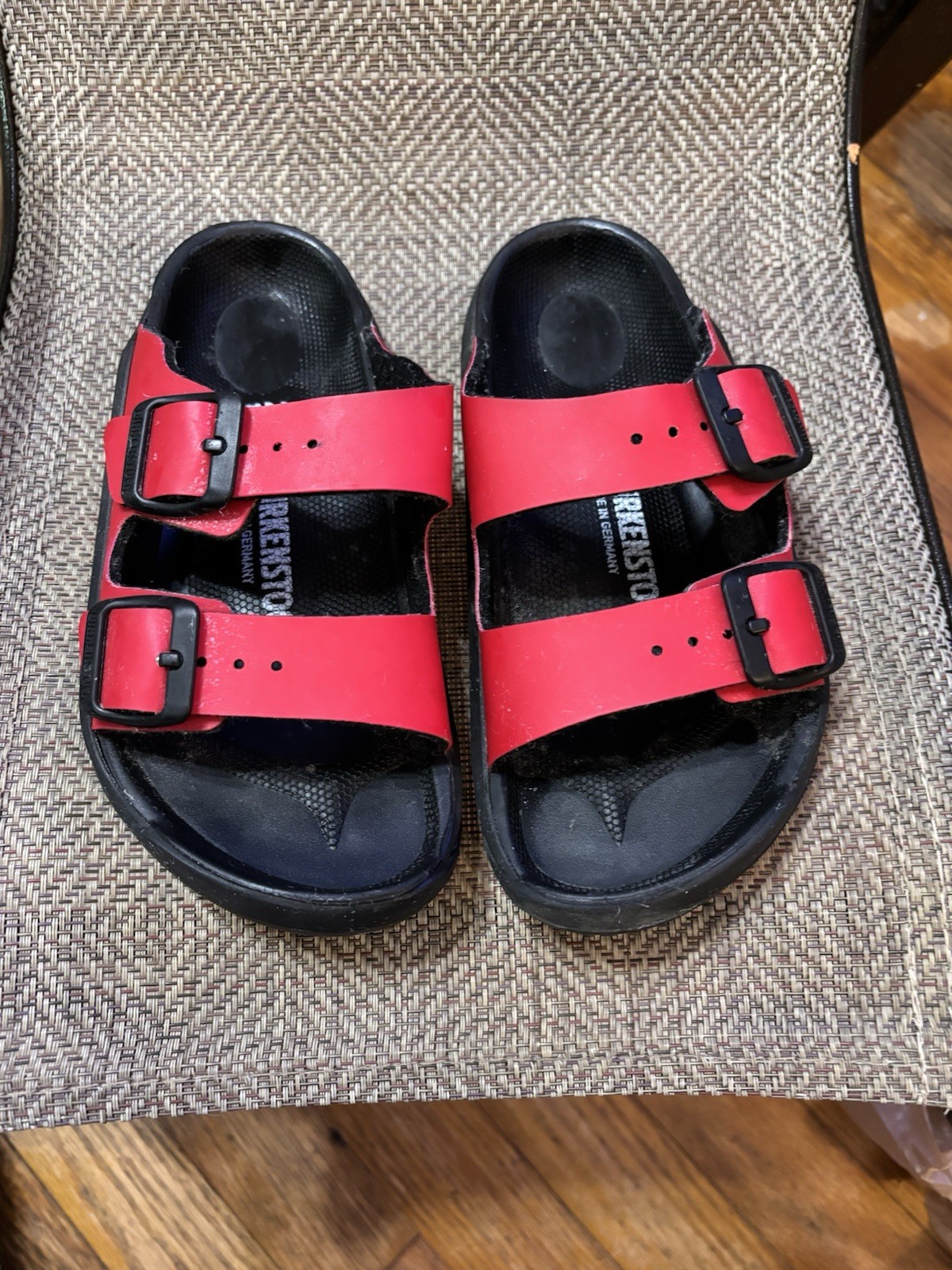 Birkenstock Arizona Unisex Kids Two-Strap Buckle Sandals Red/Black EU 29 US 11